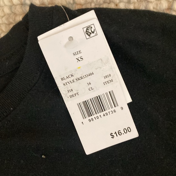 Shakira Short Sleeve Graphic T-Shirt NWT - Picture 4 of 7